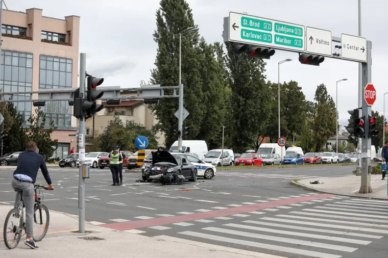 Kr&scaron; u Zagrebu: Na raskrižju se sudarili Porsche i BMW, nastala ogromna kolona