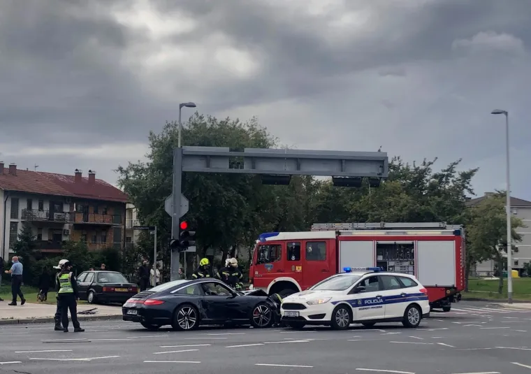 Kr&scaron; u Zagrebu: Na raskrižju se sudarili Porsche i BMW, nastala ogromna kolona