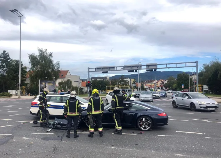 Kr&scaron; u Zagrebu: Na raskrižju se sudarili Porsche i BMW, nastala ogromna kolona