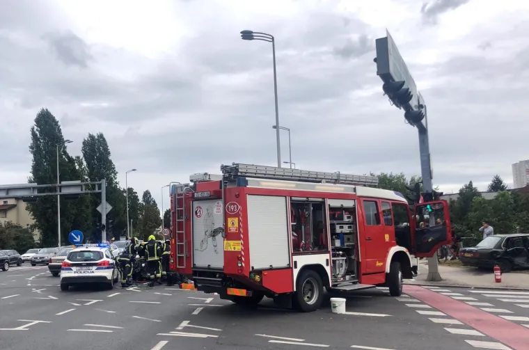 Kr&scaron; u Zagrebu: Na raskrižju se sudarili Porsche i BMW, nastala ogromna kolona