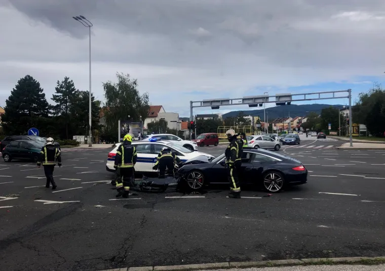 Kr&scaron; u Zagrebu: Na raskrižju se sudarili Porsche i BMW, nastala ogromna kolona