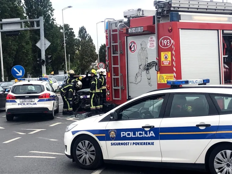 Kr&scaron; u Zagrebu: Na raskrižju se sudarili Porsche i BMW, nastala ogromna kolona