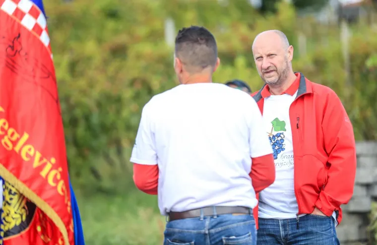 Milanović u zagorskoj berbi: 'Ako moram birati između vina i cigareta, nemam dvojbe, to je dobra kapljica'