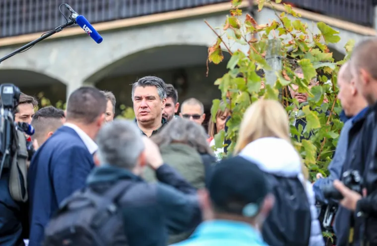 Milanović u zagorskoj berbi: 'Ako moram birati između vina i cigareta, nemam dvojbe, to je dobra kapljica'