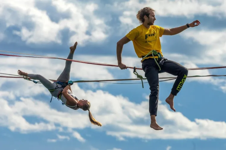 'Nebeski hodači' zaplesali na konopcu iznad mora: Njih ne brine koračati bez tla pod nogama