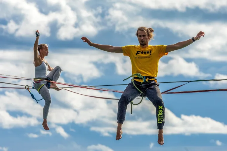 'Nebeski hodači' zaplesali na konopcu iznad mora: Njih ne brine koračati bez tla pod nogama