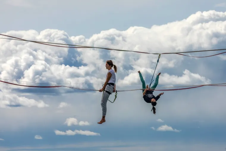 'Nebeski hodači' zaplesali na konopcu iznad mora: Njih ne brine koračati bez tla pod nogama