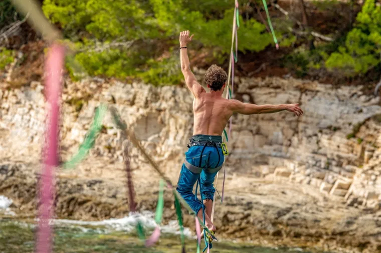 'Nebeski hodači' zaplesali na konopcu iznad mora: Njih ne brine koračati bez tla pod nogama