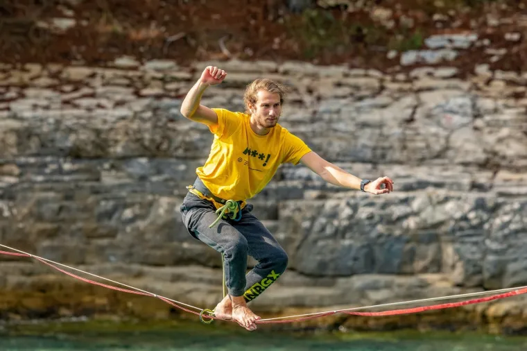 'Nebeski hodači' zaplesali na konopcu iznad mora: Njih ne brine koračati bez tla pod nogama