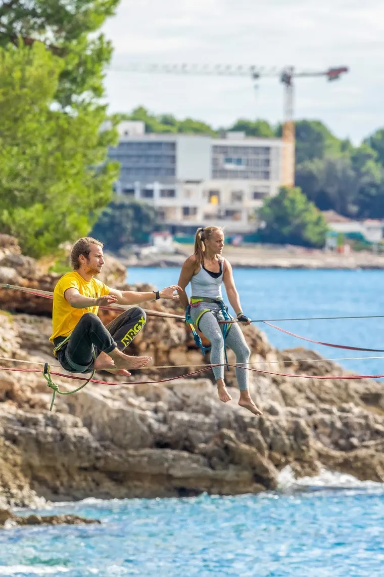 'Nebeski hodači' zaplesali na konopcu iznad mora: Njih ne brine koračati bez tla pod nogama