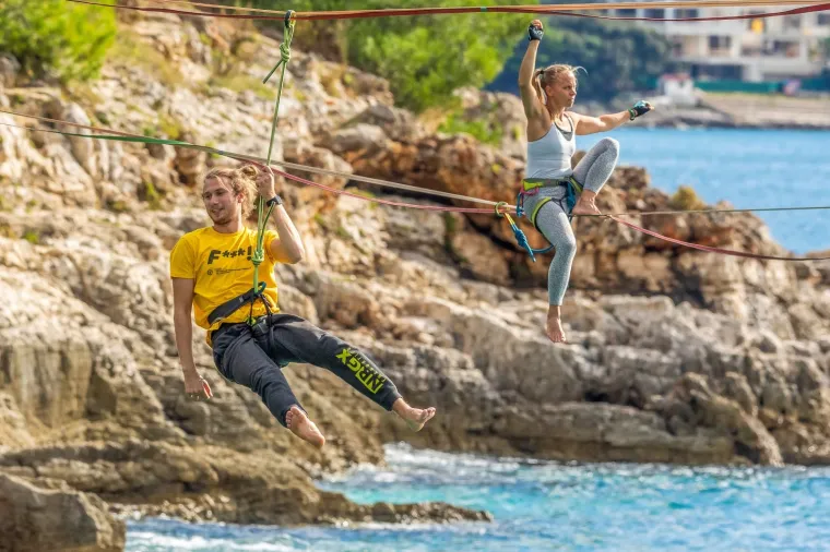 'Nebeski hodači' zaplesali na konopcu iznad mora: Njih ne brine koračati bez tla pod nogama