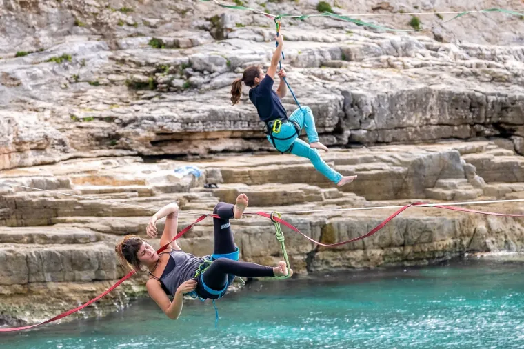 'Nebeski hodači' zaplesali na konopcu iznad mora: Njih ne brine koračati bez tla pod nogama