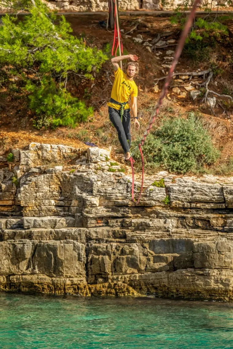 'Nebeski hodači' zaplesali na konopcu iznad mora: Njih ne brine koračati bez tla pod nogama
