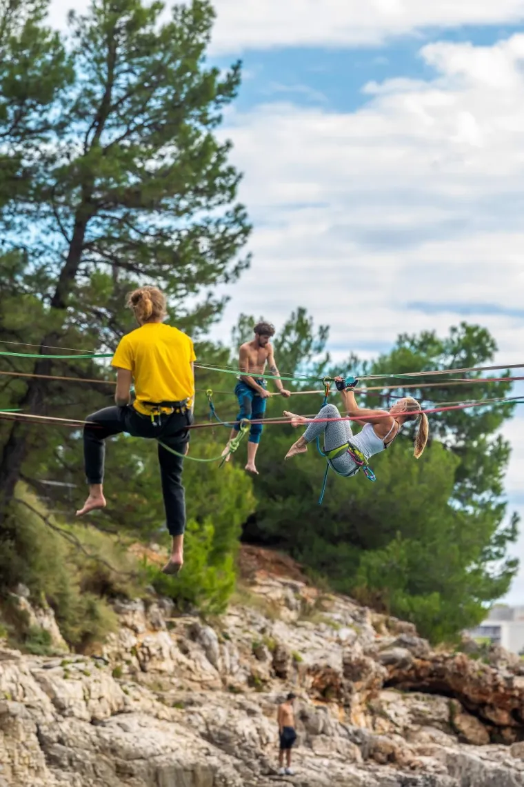 'Nebeski hodači' zaplesali na konopcu iznad mora: Njih ne brine koračati bez tla pod nogama