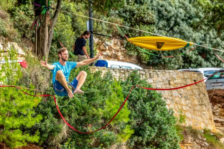 'Nebeski hodači' zaplesali na konopcu iznad mora: Njih ne brine koračati bez tla pod nogama