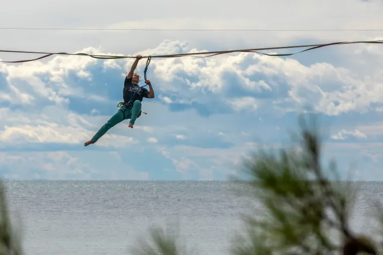 'Nebeski hodači' zaplesali na konopcu iznad mora: Njih ne brine koračati bez tla pod nogama