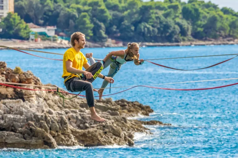 'Nebeski hodači' zaplesali na konopcu iznad mora: Njih ne brine koračati bez tla pod nogama