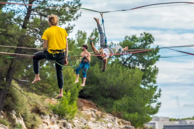 'Nebeski hodači' zaplesali na konopcu iznad mora: Njih ne brine koračati bez tla pod nogama