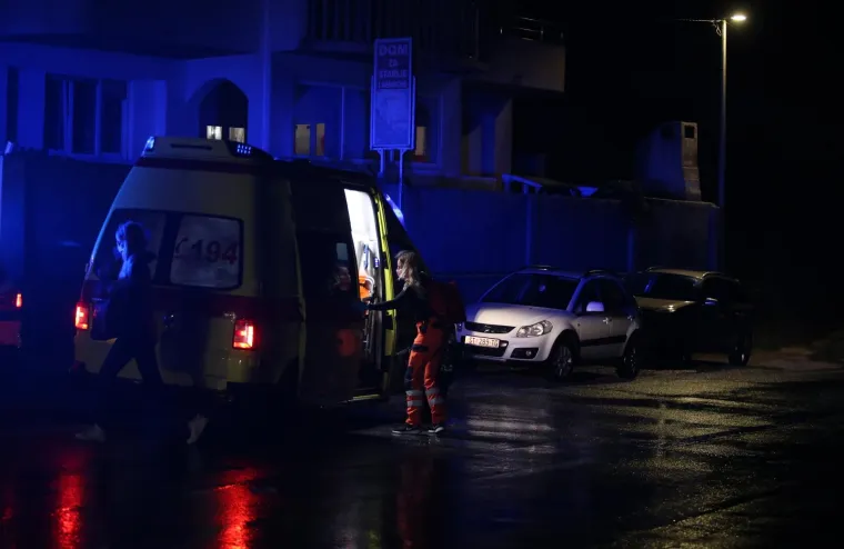 27.09.2020., Dugi Rat, Duce - Policija, vatrogasci i hitna medicinska pomoc u starackom domu na ulazu u Duce nakon pozara u kojem su smrtno stradale dvije osobe. 
Photo: Ivo Cagalj/PIXSELL