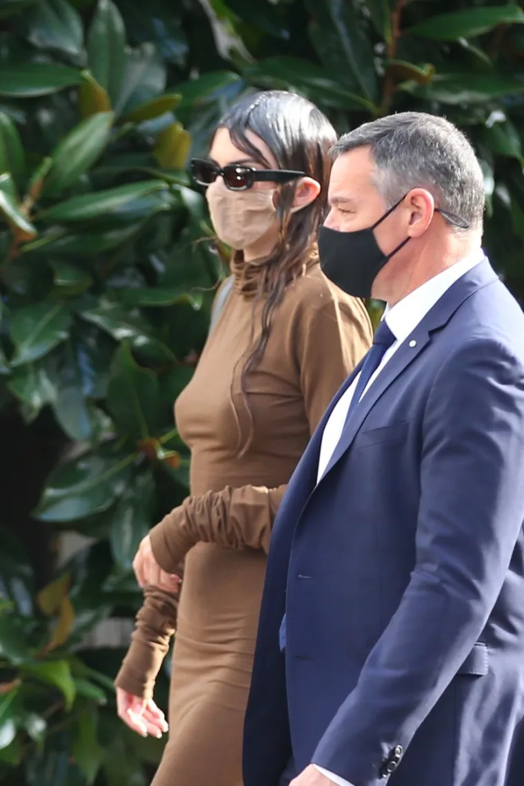 Kendall Jenner stigla je na Milanski tjedan mode u društvu starijega muškarca, no fotoreportere je šokirao njezin iznimno mršav izgled i zapuštena kosa.