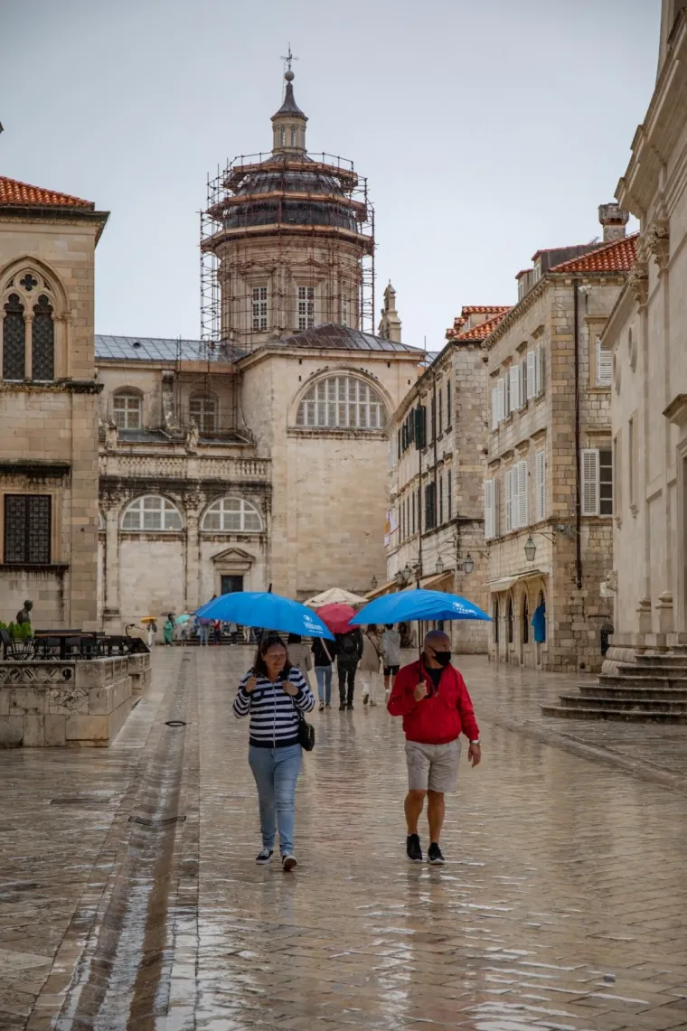 Ki&scaron;a danima ne prestaje padati u Dubrovniku: Otjerala je i ono malo preostalih turista