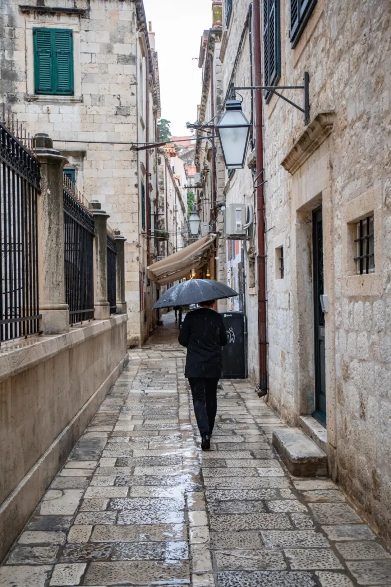 Ki&scaron;a danima ne prestaje padati u Dubrovniku: Otjerala je i ono malo preostalih turista