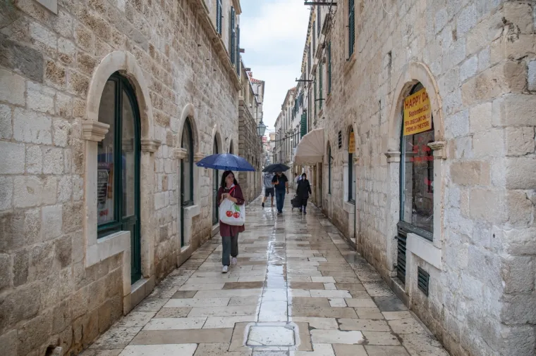 Ki&scaron;a danima ne prestaje padati u Dubrovniku: Otjerala je i ono malo preostalih turista