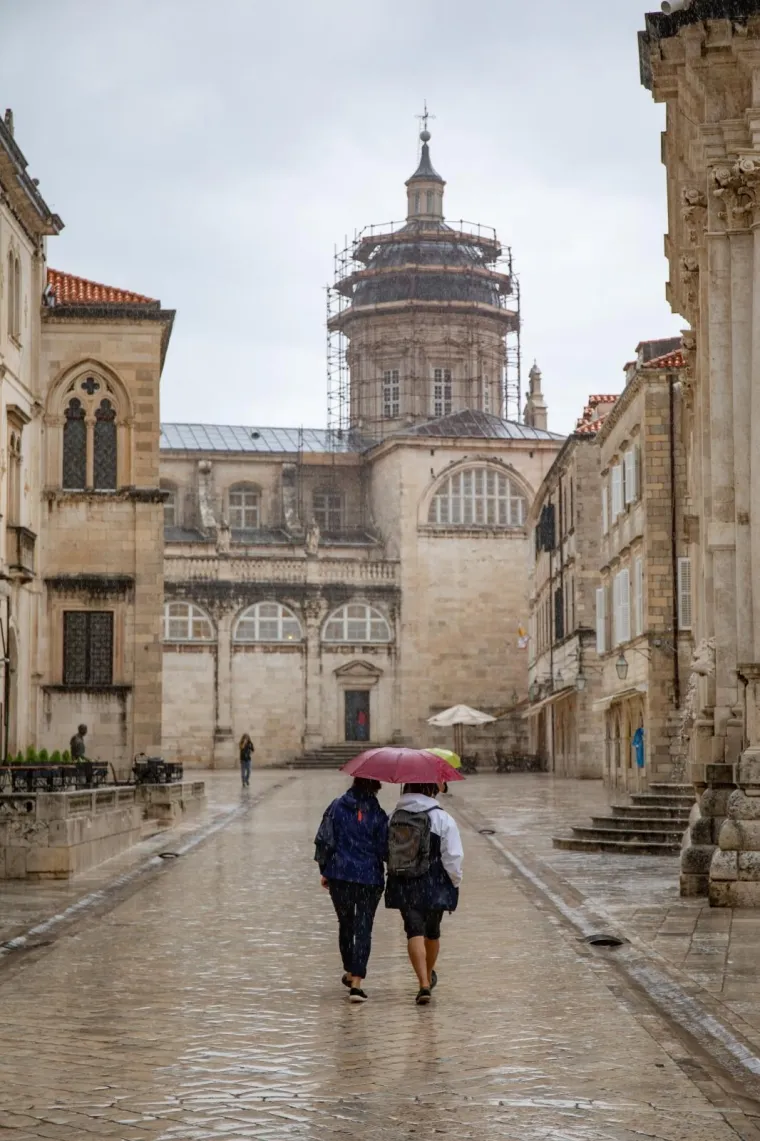 Ki&scaron;a danima ne prestaje padati u Dubrovniku: Otjerala je i ono malo preostalih turista