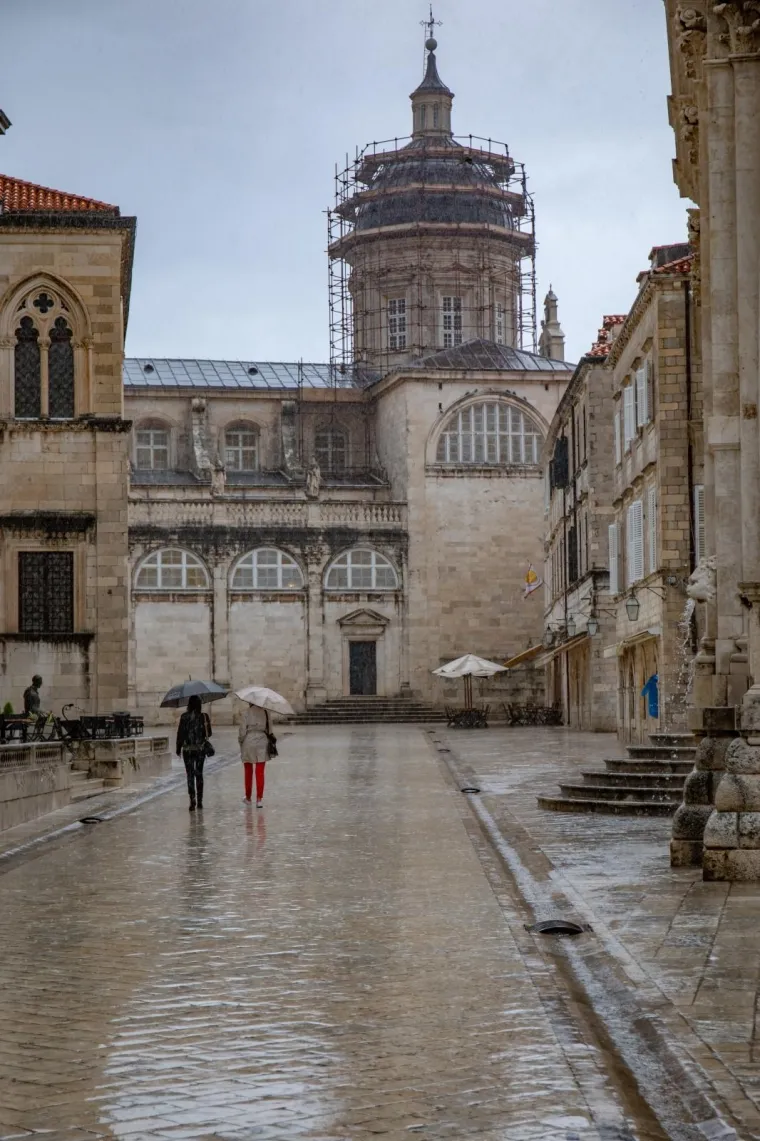 Ki&scaron;a danima ne prestaje padati u Dubrovniku: Otjerala je i ono malo preostalih turista