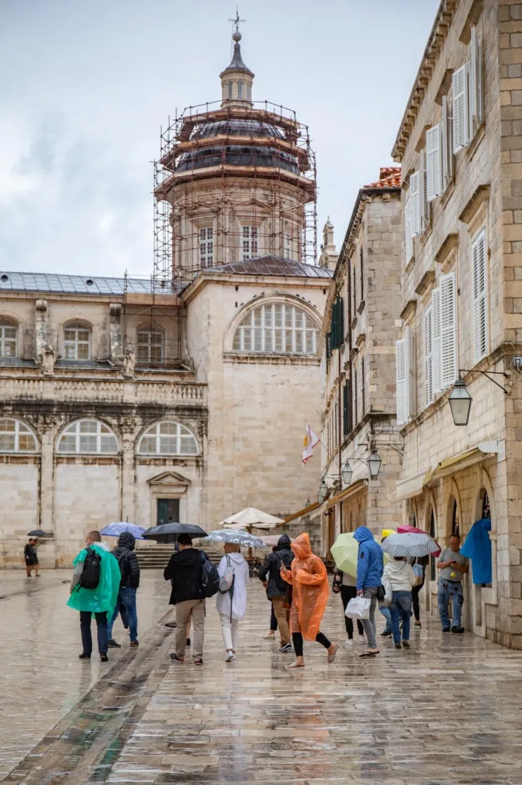 Ki&scaron;a danima ne prestaje padati u Dubrovniku: Otjerala je i ono malo preostalih turista