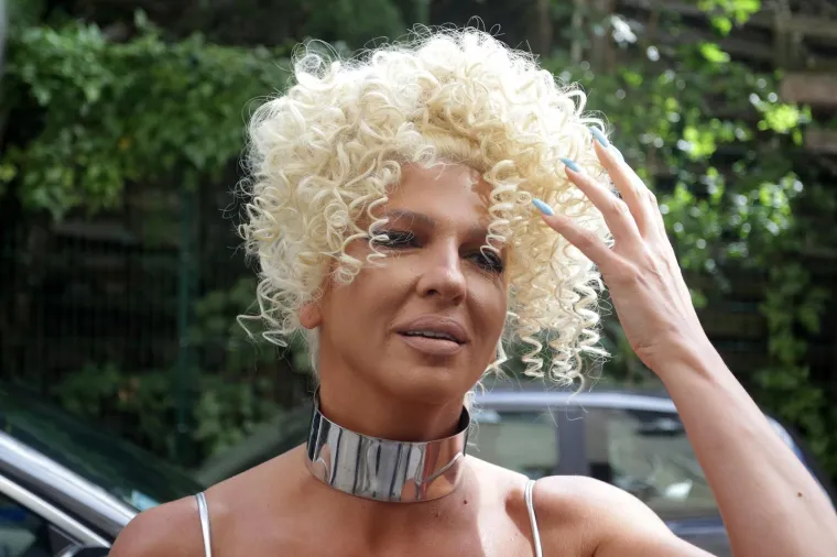 Fotografi su ju nedavno snimili pri dolasku na snimanje showa 'Zvezde Granda' u kojem je jedna od članica žirija.