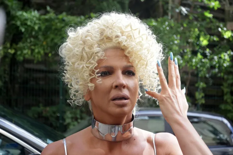 PAPARAZZO FOTKE VS. INSTAGRAM: Karleu&scaron;a se opet &lsquo;ispeglala&rsquo; za dru&scaron;tvene mreže, a evo kako zaista izgleda