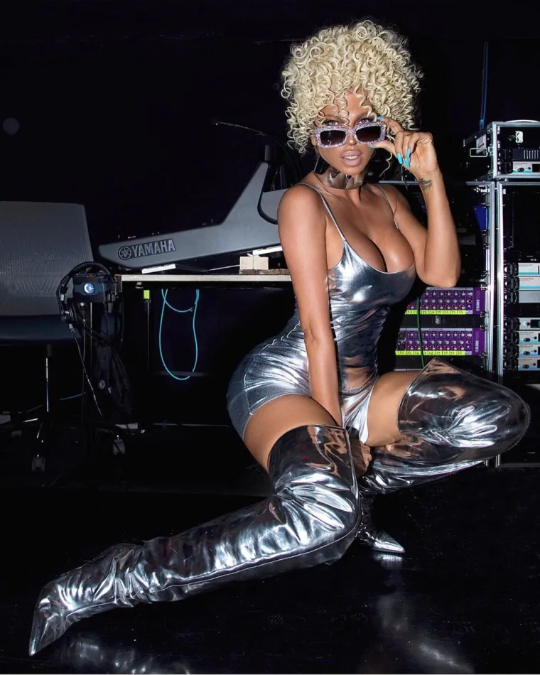 PAPARAZZO FOTKE VS. INSTAGRAM: Karleu&scaron;a se opet &lsquo;ispeglala&rsquo; za dru&scaron;tvene mreže, a evo kako zaista izgleda