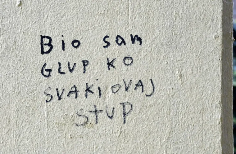 "Ispovijest" nepoznatog Siščanina na stupovima u prolazu nekadašnje robne kuće GRAMA u Sisku.