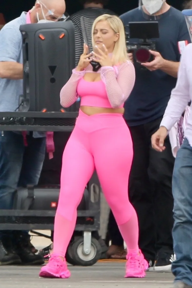Pjevačica Bebe Rexha na snimanju u Los Angelesu promijenila je dvije odjevne kombinacije: pink i narančasti topić i tajice. Foto: Profimedia