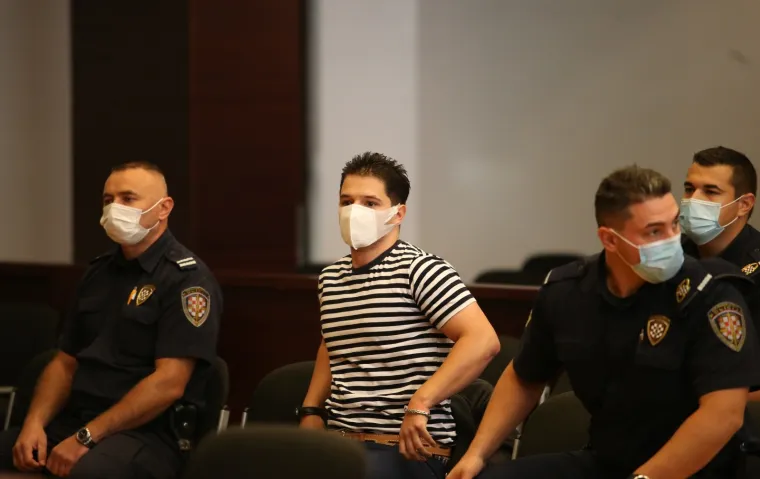 Trostruki ubojica iz Splita na sud stigao pod posebnom policijskom pratnjom