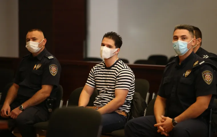 Trostruki ubojica iz Splita na sud stigao pod posebnom policijskom pratnjom