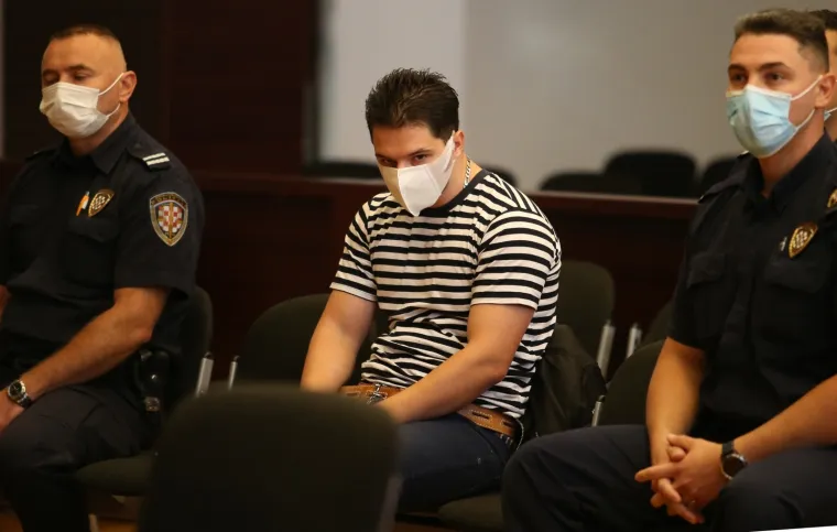 Trostruki ubojica iz Splita na sud stigao pod posebnom policijskom pratnjom