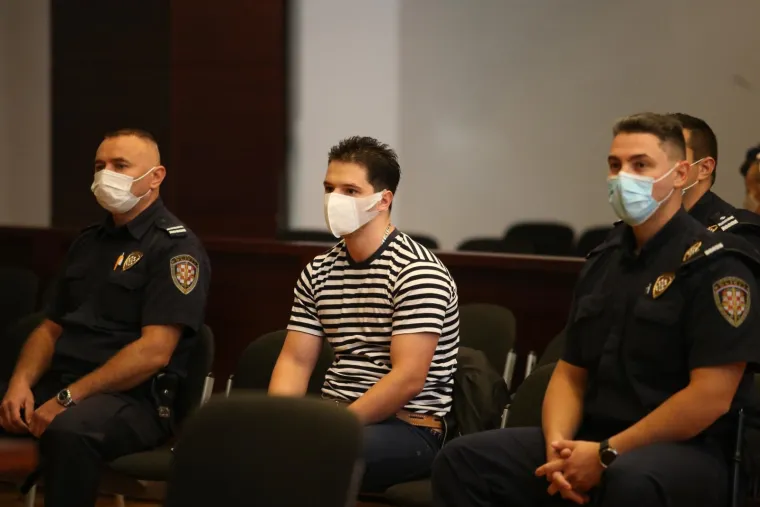 Trostruki ubojica iz Splita na sud stigao pod posebnom policijskom pratnjom