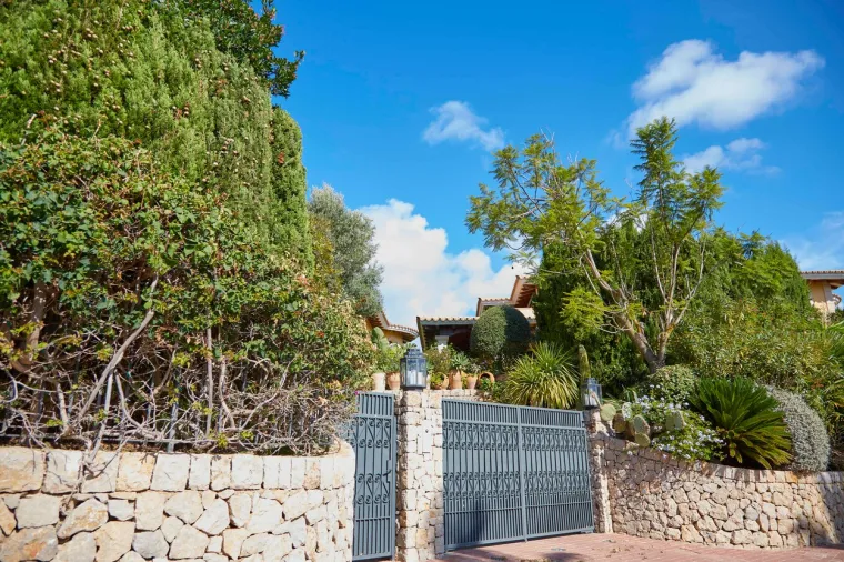 Villa Yasmin”, smještena u gradu Puerto de Andrach, ima spektakularni pogled na more i okružena je ogromnim vrtovima. Uz to, između ostalog, ima dva bazena i heliodrom.