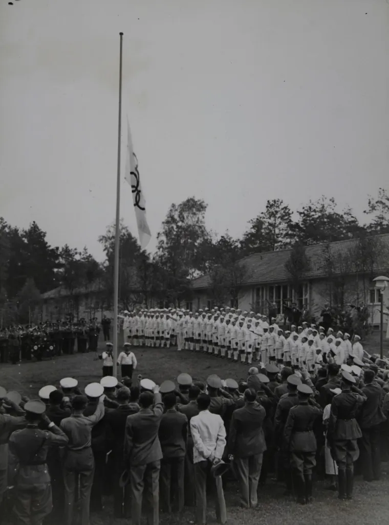 Nacistička Njemačka koristila je Olimpijske igre u propagandne svrhe. Nacisti su promovirali sliku nove, snažne i ujedinjene Njemačke, a time su zapravo samo maskirali svoj stvarni cilj - uklanjanje židova i Roma, kao i njemački rastući militarizam.