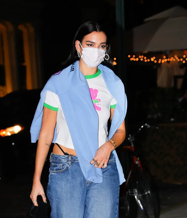 Objektiv fotoaparata uhvatio je pjevačicu Dua Lipu u New Yorku odjevenu u kratku pamučnu majicu i široke traperice koje su otkrile njene gaćice. Foto: Profimedia