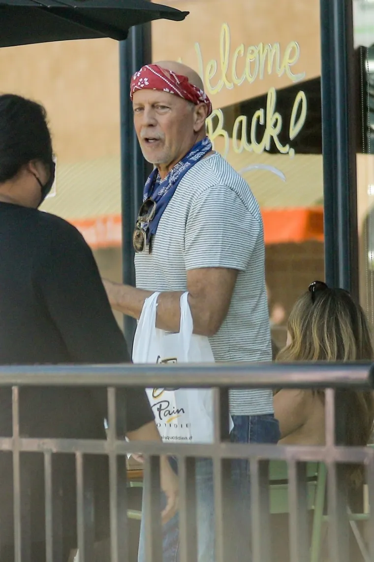 
Podsjetimo, Bruce Willis se navodno godinama borio s kognitivnim problemima te je koristio &apos;bubicu u uhu&apos;, pomoću koje su mu šaptali tekst. No, u ožujku je njegova obitelj, službenom izjavom na društvenim mrežama, potvrdila ono o čemu se dugo šuška - Willis se suočio  s težim zdravstvenim problemima, točnije afazijom, zbog koje se morao povući iz svijeta glume.