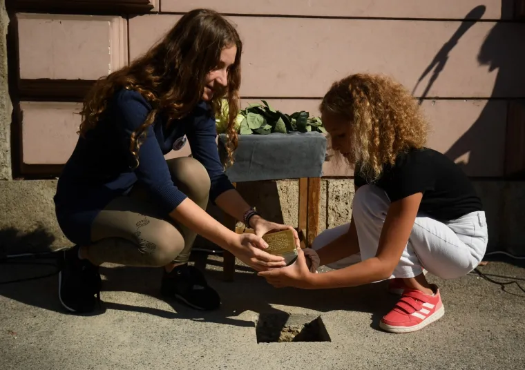Lea Deutsch jo&scaron; uvijek čeka svoju ulicu ili trg u Zagrebu: Danas je ispred njene kuće postavljen 'kamen spoticanja'
