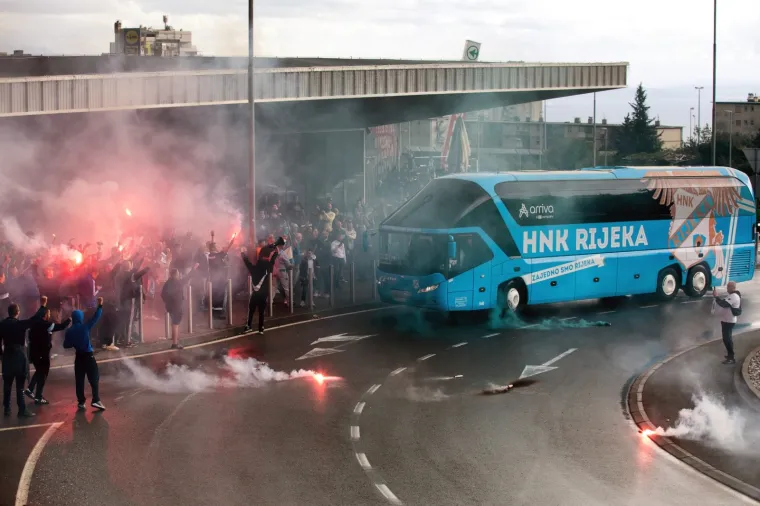 [FOTO] LUDILO NA KVARNERU: Navijači bakljadom i skandiranjem dočekali nogometa&scaron;e Rijeke