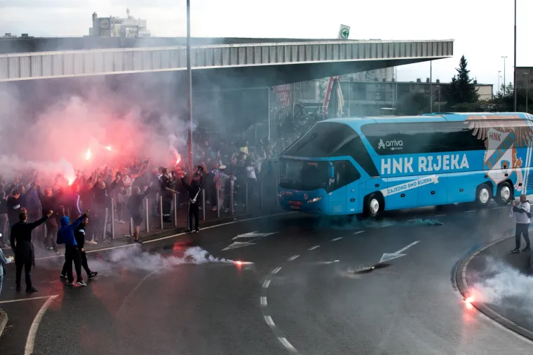 [FOTO] LUDILO NA KVARNERU: Navijači bakljadom i skandiranjem dočekali nogometa&scaron;e Rijeke