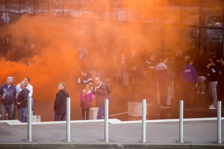 [FOTO] LUDILO NA KVARNERU: Navijači bakljadom i skandiranjem dočekali nogometa&scaron;e Rijeke
