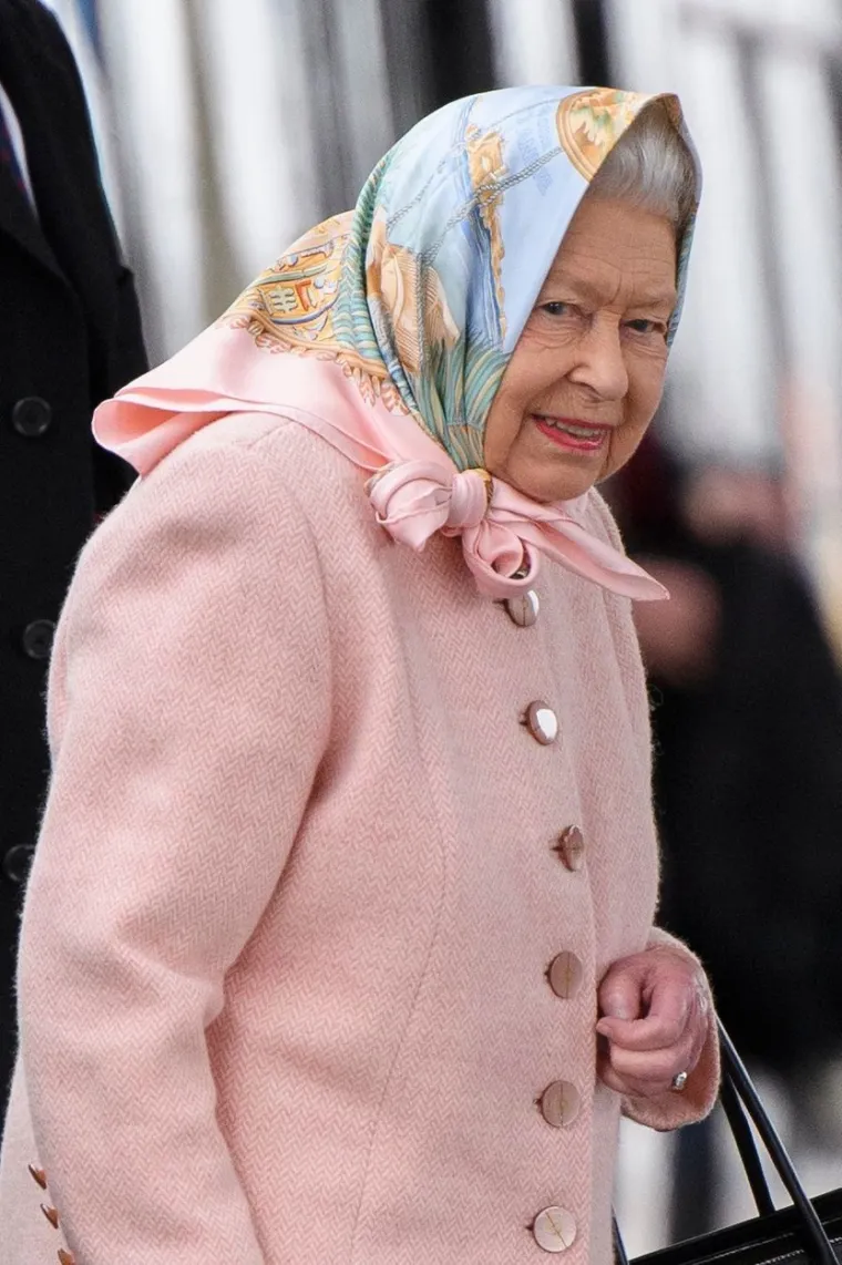 Kraljica Elizabeta II. najpouzdanija je od svih članova kraljevske obitelji s rezultatom od 61 posto. U ostvarenju boljeg rezultata spriječio ju je ozbiljan izraz lica koji mora održavati po kraljevskom protokolu.