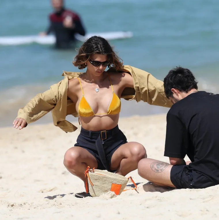 Australska manekenka Georgia Fowler uživala je na plaži u Sydneyu sa svojim dečkom. Foto: Profimedia