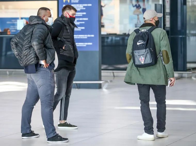 VATRENI SE OKUPILI U ZAGREBU I OTPUTOVALI PREMA &Scaron;VICARSKOJ: Ovako je izgledao prvi susret igrača nakon rujanskog debakla